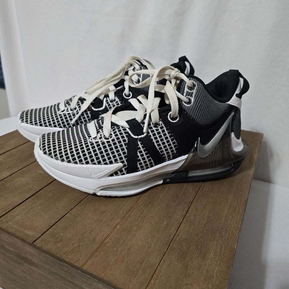 Nike Lebron James Witness 7 Black/White and Metalic Y4/W6